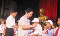 Nguyen Thi Doan accorde des bourses aux élèves de Nam Dinh