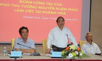 Le vice-Premier ministre Nguyen Xuan Phuc travaille avec les autorités de Khanh Hoa
