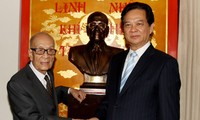 Le PM Nguyen Tan Dung présente ses voeux de longévité au héros Vu Khiêu