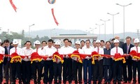 Nguyen Tan Dung assiste à l’inauguration de l’autoroute Noi Bai-Lao Cai