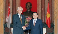 Le président Truong Tan Sang reçoit l’ancien Premier ministre singapourien