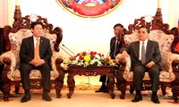 Vuong Dinh Hue reçu par le Premier Ministre laotien