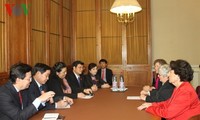 Tong Thi Phong travaille avec les dirigeants du Sénat français