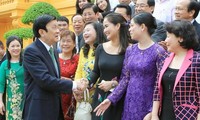 Le président Truong Tan Sang reçoit les hommes d’affaires exemplaires