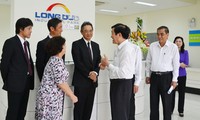 Le président Truong Tan Sang visite la zone industrielle de Long Duc