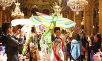 Miss Ngoc Hân fait défiler les tuniques traditionnelles à l’hôtel de ville de Paris