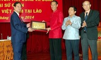 Rencontre entre le Premier ministre et la communauté vietnamienne au Laos