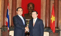 Les dirigeants vietnamiens reçoivent le Premier Ministre thailandais