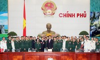 Le Premier ministre Nguyen Tan Dung rencontre des anciens combattants exemplaires 