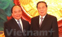 Nguyen Xuan Phuc rend visite aux dirigeants laotiens