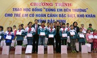 Nguyen Thi Doan accorde des bourses aux élèves de Bac Ninh