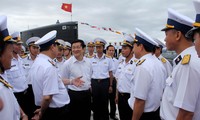 Le président Truong Tan Sang rend visite aux forces navales à Cam Ranh
