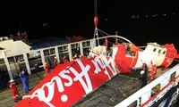 AirAsia: les plongeurs cherchent les corps