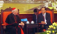 Le cardinal Fernando Filoni reçu par le secrétaire du comité du Parti de Hanoï 