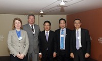 Pham Binh Minh rencontre des responsables au forum économique mondial
