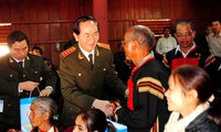 Le général Tran Dai Quang offre des cadeaux aux minorités ethniques de Dak Lak