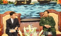 Phung Quang Thanh reçoit le vice-ministre japonais de la Défense