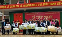 Tong Thi Phong rend visite aux familles bénéficiaires de Nghe An