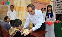 Nguyên Thiên Nhân distribue des cadeaux aux invalides de guerre de Bac Ninh