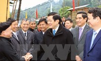 Le président de la République rend visite aux habitants et aux soldats de Lao Cai