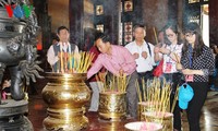 Offrande d’encens au temple des morts pour la Patrie de Ben Duoc