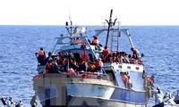 Italie: une trentaine de migrants meurent de froid sur un bateau en Méditerranée 