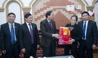 Tô Huy Rua distribue des cadeaux aux familles méritantes de Bac Ninh