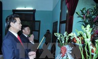 Nguyen Tan Dung offre de l’encens à la mémoire du président Ho Chi Minh
