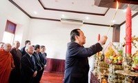 Hommages aux présidents Ho Chi Minh et Ton Duc Thang