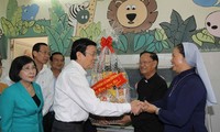 Le président Truong Tân Sang rend visite aux artistes de Ho Chi Minh-ville