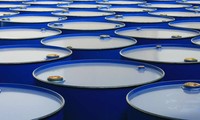 Le pétrole baisse dans un marché pessimiste sur l'excès d'offre aux Etats-Unis
