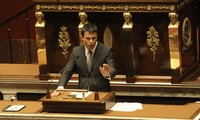 France: le gouvernement de Manuel Valls survit à un vote de confiance