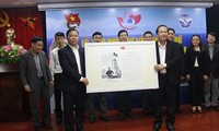 Reception des archives et des cartes de Hoang Sa et Truong Sa