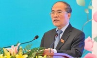 Nguyen Sinh Hung reçoit des femmes responsables