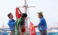 Remise de drapeaux nationaux aux pêcheurs de Phu Quy
