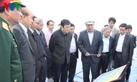 Truong Tan Sang inspecte le chantier du port international de Hai Phong