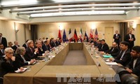 Nucléaire iranien: les discussions se poursuivent après la date butoir