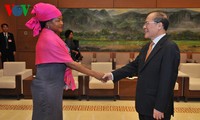 La présidente de l’AN sud-africaine reçue par Nguyen Sinh Hung