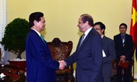 L’ambassadeur algérien au Vietnam reçu par Nguyen Tan Dung