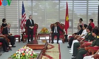 Le secrétaire américain à la Marine visite Danang