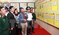 Don de documents concernant Truong Sa et Hoang Sa à la 3ème zone militaire