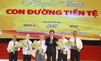 Nguyen Tan Dung assiste au programme « légende de la route monétaire »