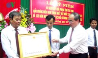 Nguyen Thien Nhan à Tra Vinh pour remettre le titre de héros des forces armées 