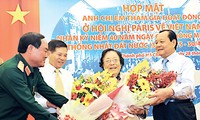 Réunion des personnes participant à la Conférence de Paris sur le Vietnam