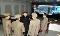 Kim Jong-un visite un centre de contrôle et de commandement de satellites