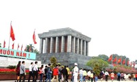 Plus de 100.000 personnes visitent le Mausolée du président Ho Chi Minh