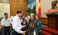 Vu Van Ninh rencontre des personnes méritantes de la province de Vinh Long