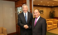 Le vice-Premier ministre Nguyên Xuân Phuc poursuit sa visite à Singapour
