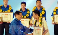 Nguyen Minh Triet décoré de l’insigne des 50 ans d’appartenance au Parti