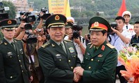 Entretien des ministres vietnamien et chinois de la Défense à la frontière